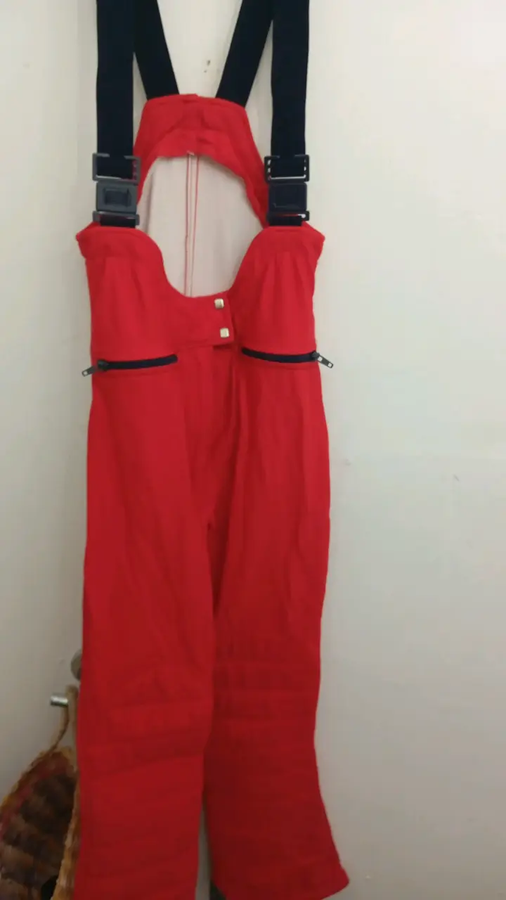 Pantalón de nieve rojo con tirantes ajustables