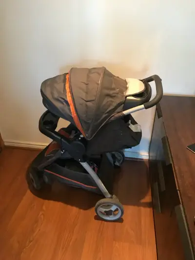 Coche de bebé Graco plegable con bandeja - miniatura 2