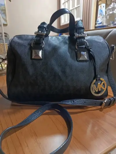 Bolso de cuero negro Michael Kors con correa ajustable - miniatura 1