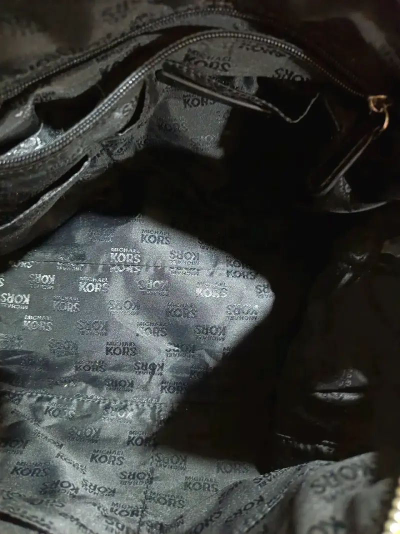 Bolso de cuero negro Michael Kors con correa ajustable - 4