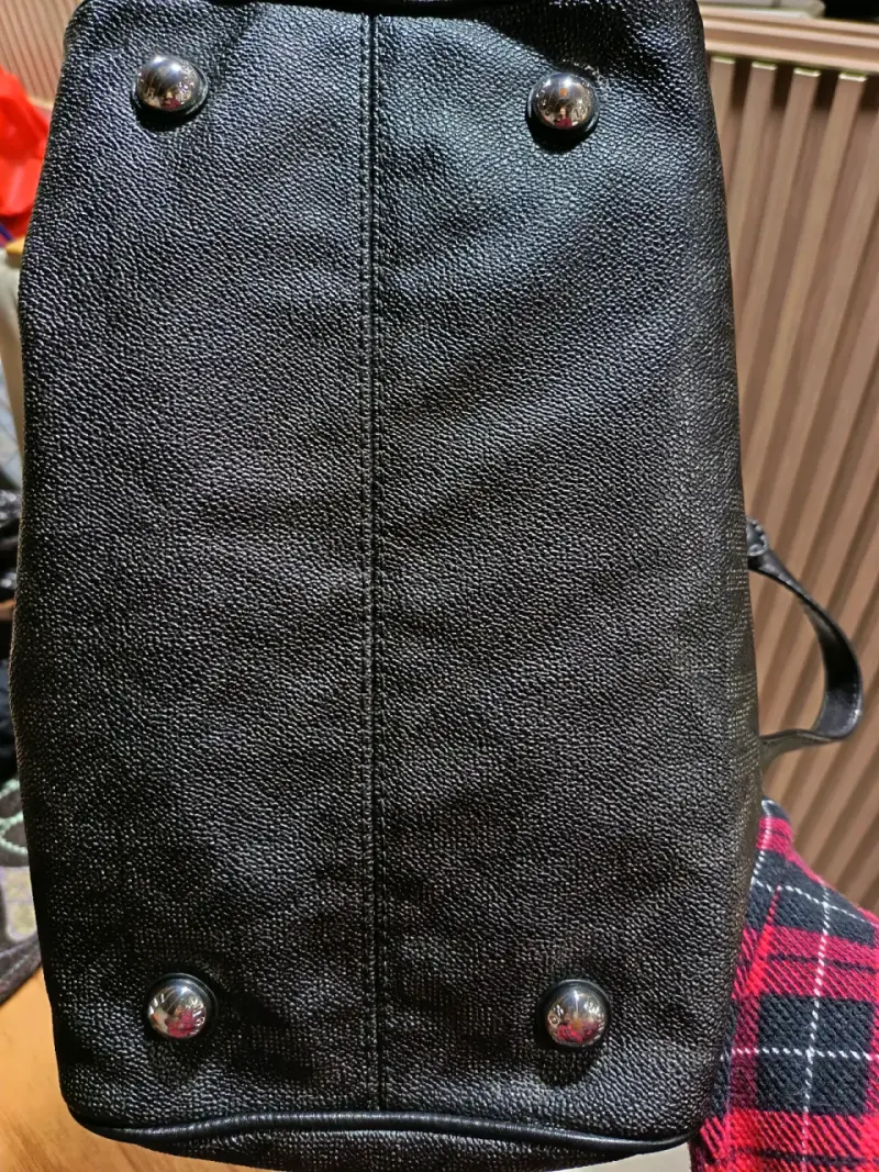 Bolso de cuero negro Michael Kors con correa ajustable - 5