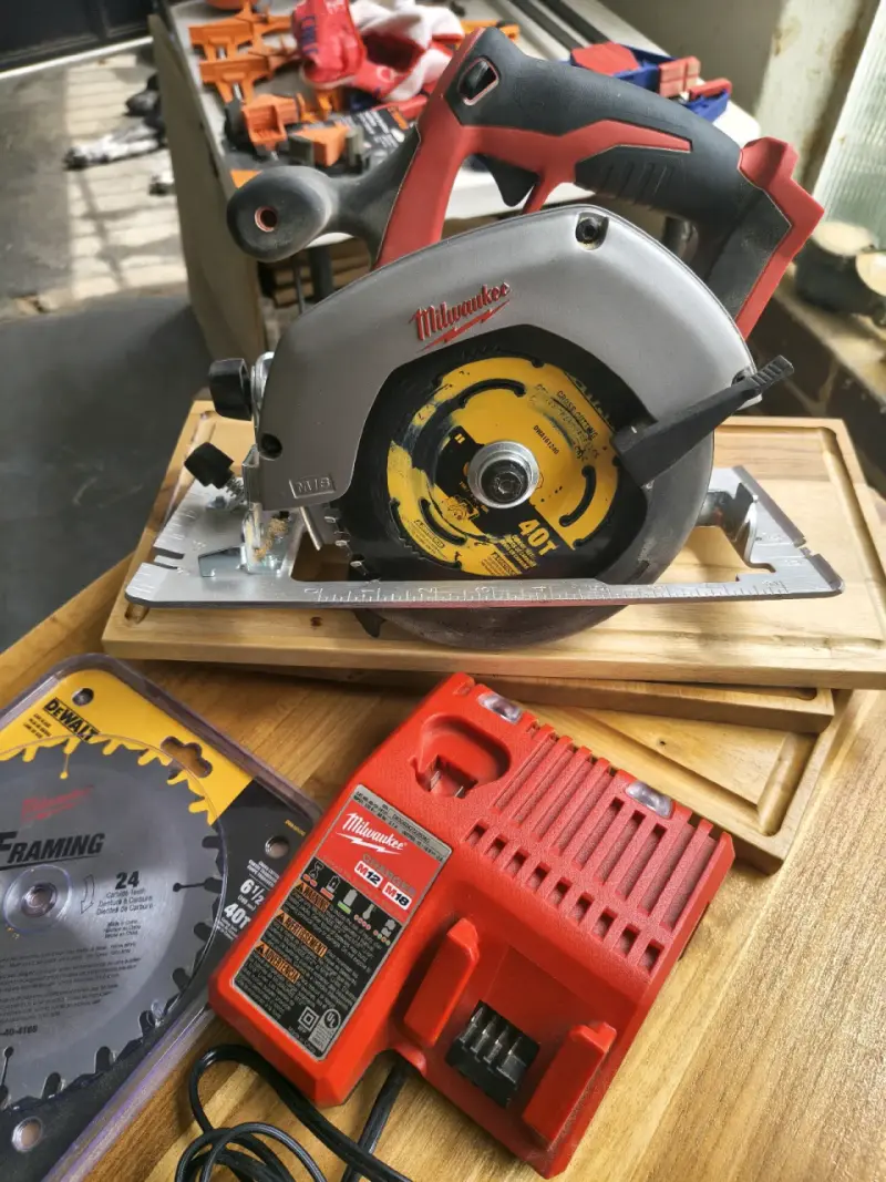 Sierra circular inalámbrica Milwaukee disco 6y1/2" - 1