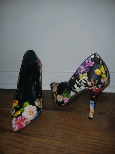 Tacones de mujer con diseño floral - miniatura 1