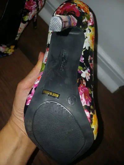 Tacones de mujer con diseño floral - miniatura 2
