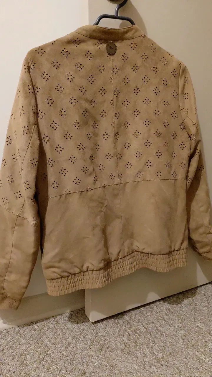 Chaqueta de gamuza café con diseño calado - 2
