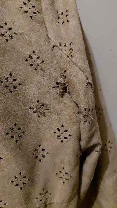 Chaqueta de gamuza café con diseño calado - miniatura 4