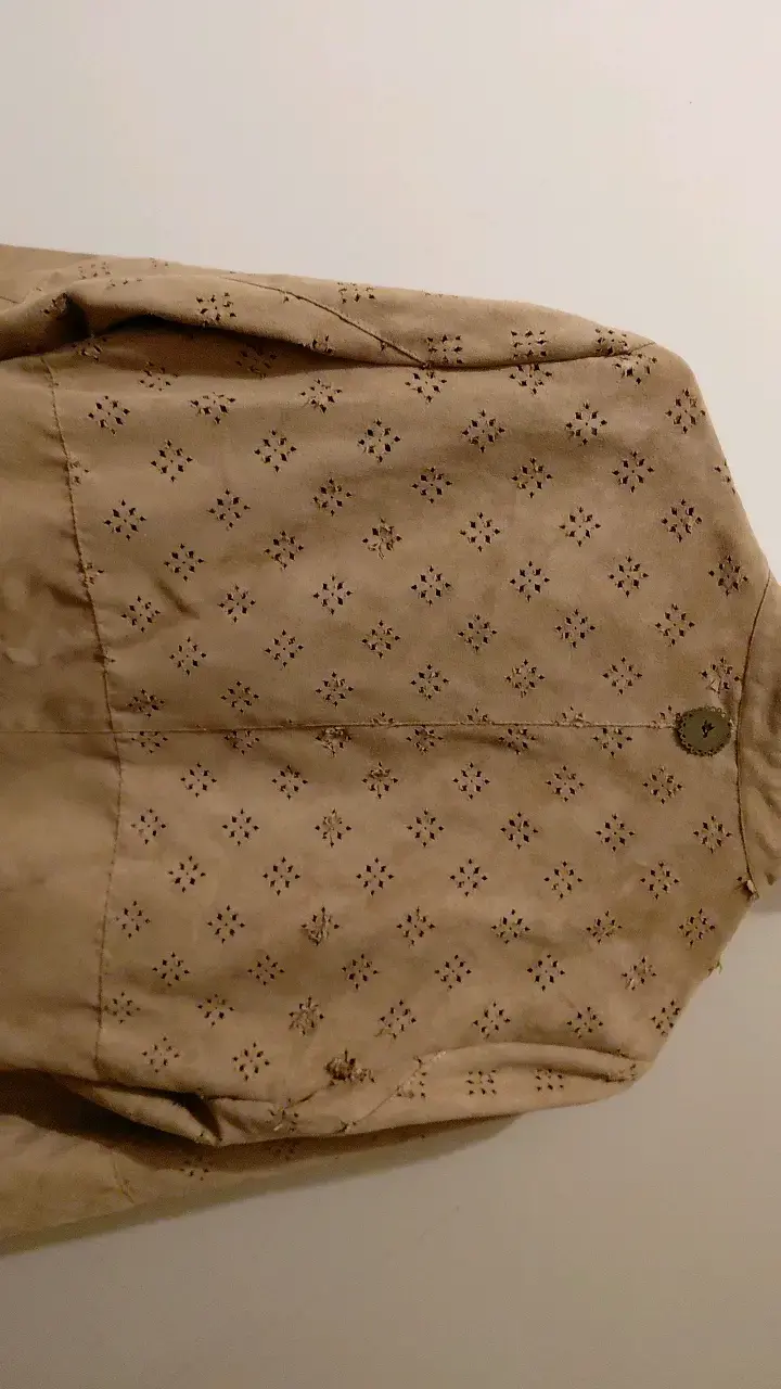 Chaqueta de gamuza café con diseño calado - 5