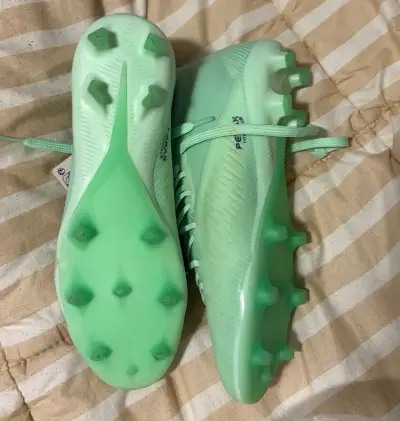 Zapatos de fútbol Kipsta verde neón para adultos - miniatura 2