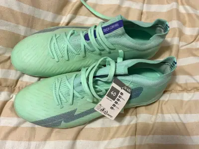 Zapatos de fútbol Kipsta verde neón para adultos - miniatura 3