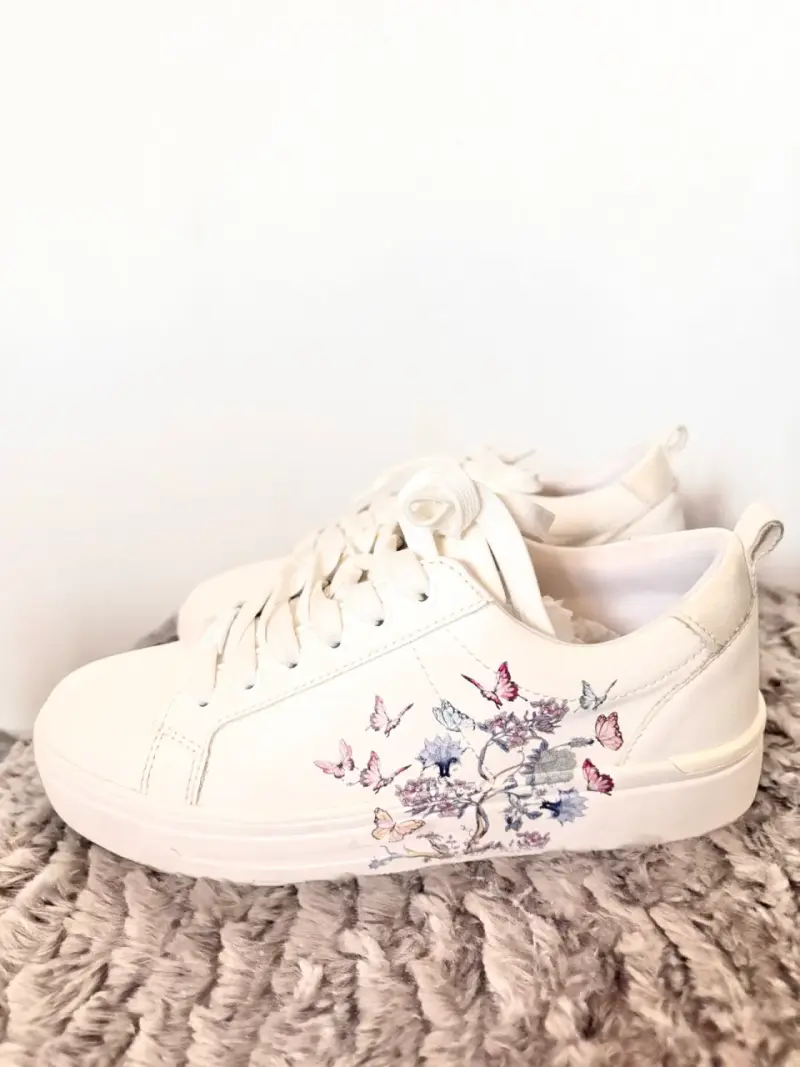 Zapatillas blancas con diseño de mariposas - 1