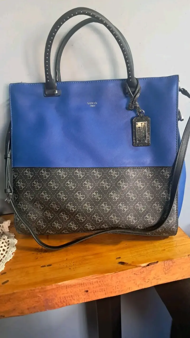 Bolso tote azul y negro Guess elegante