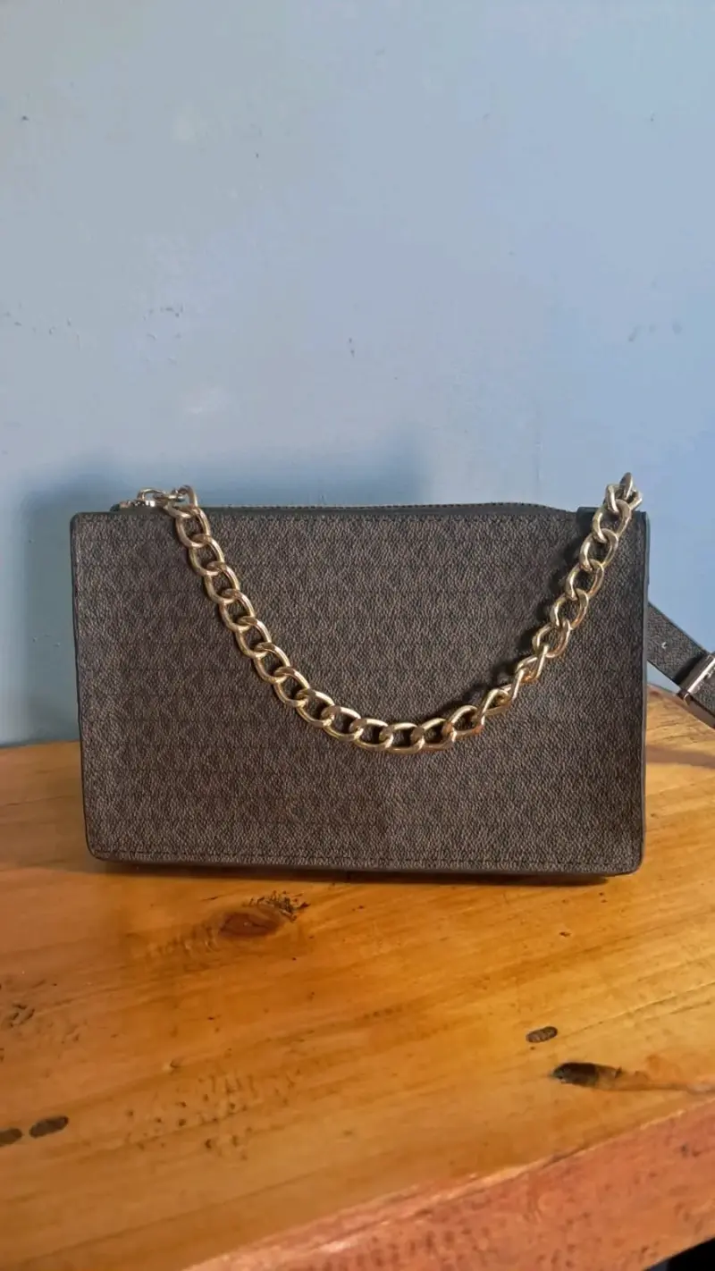 Cartera de mano con cadena dorada MK