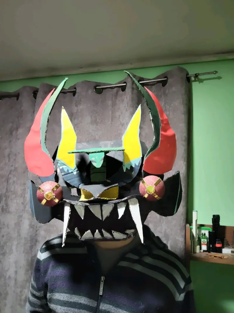 Máscara de cartón artesanal de diablada