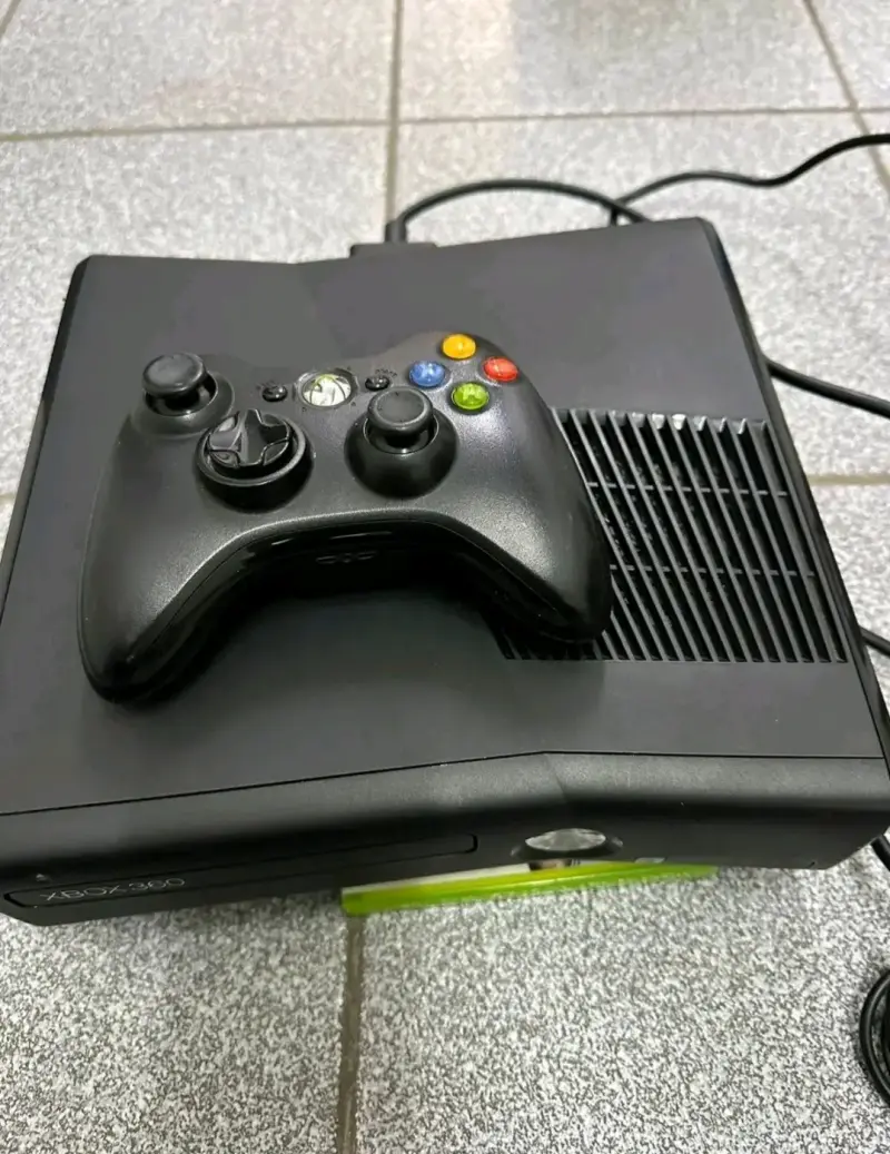 Consola Xbox 360 con control inalámbrico