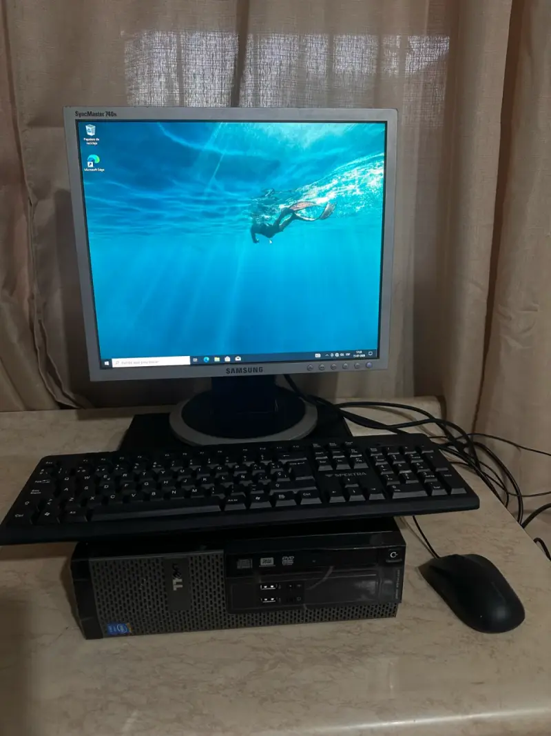 Computador de Escritorio Dell con Monitor Samsung
