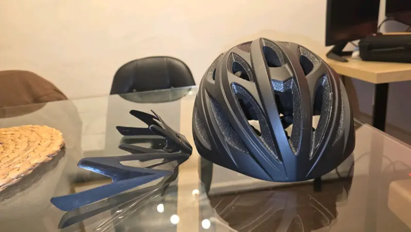Casco de ciclismo negro Kross con visera - 1