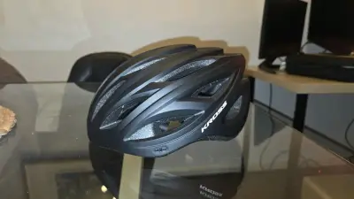 Casco de ciclismo negro Kross con visera - miniatura 3