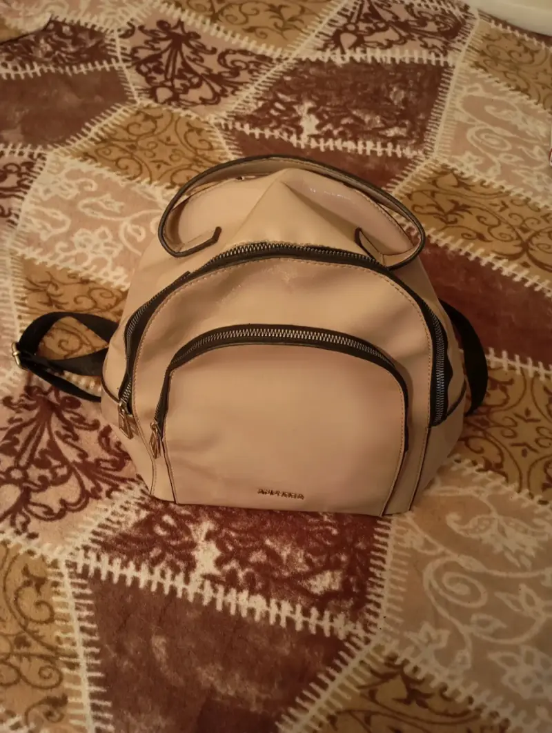 Mochila beige con diseño moderno - 1