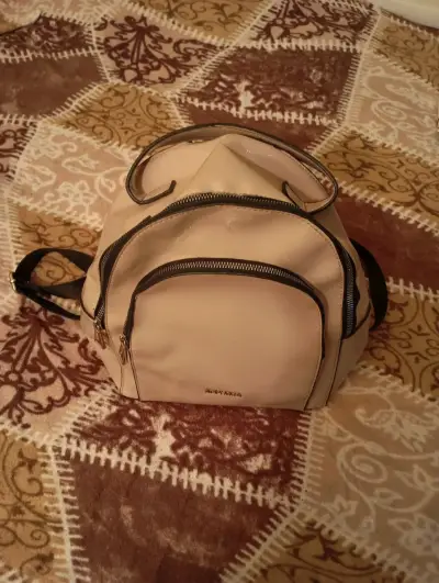 Mochila beige con diseño moderno - miniatura 1