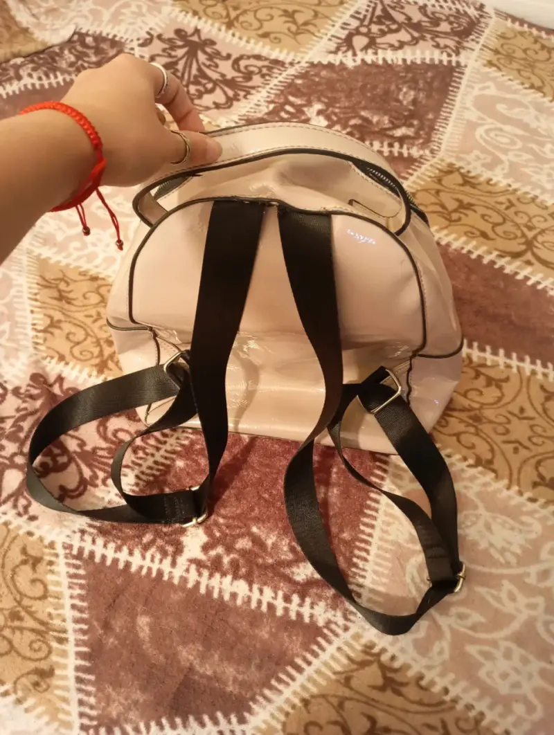 Mochila beige con diseño moderno - 2