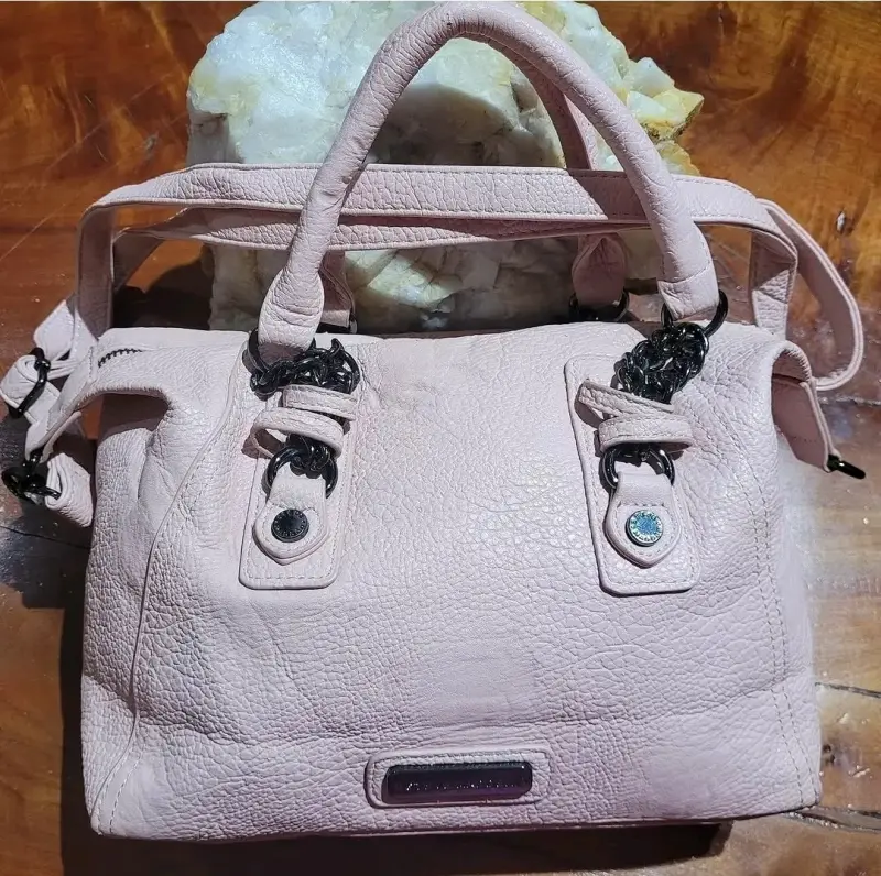 Bolso de cuero rosado con asas y cadena decorativa
