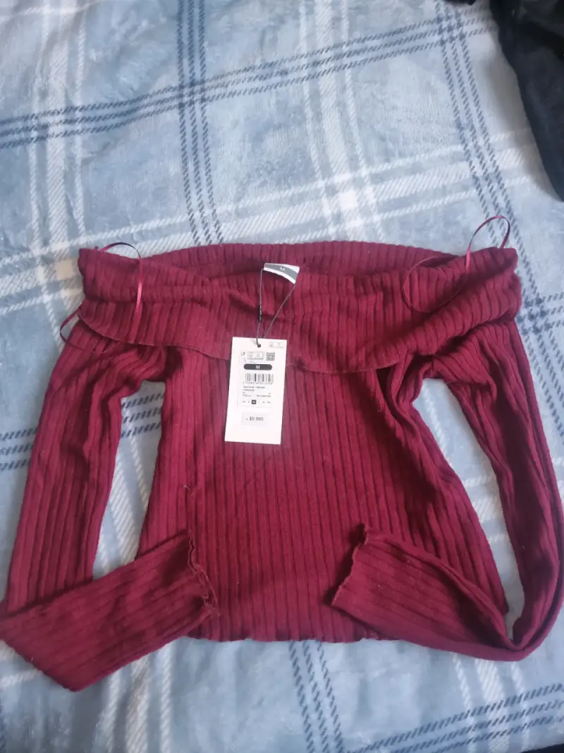 Polera de punto burdeos con hombros descubiertos