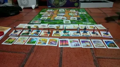 Juego de mesa Clue sin dvd por que se quebro - miniatura 1