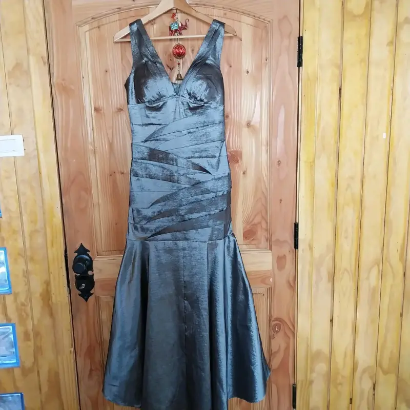 Vestido de fiesta gris elegante