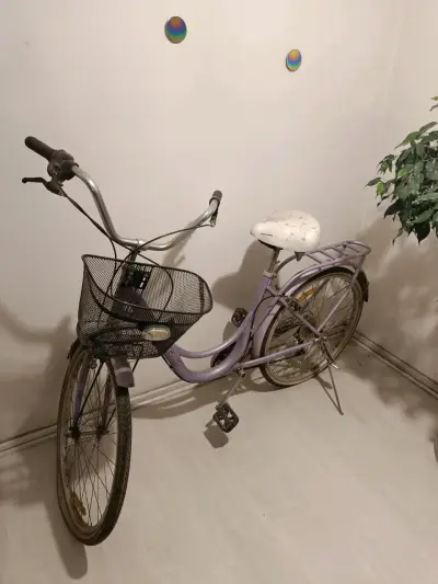 Bicicleta urbana morada con canasto - miniatura 2
