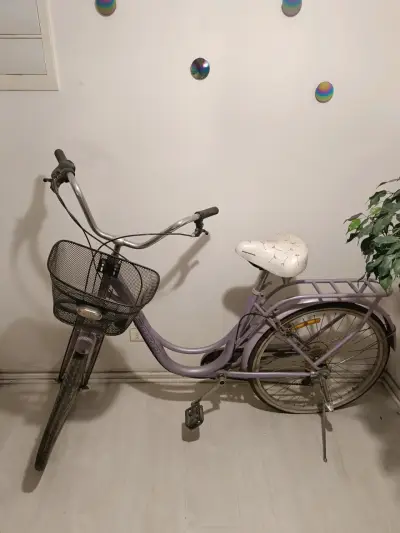 Bicicleta urbana morada con canasto - miniatura 4