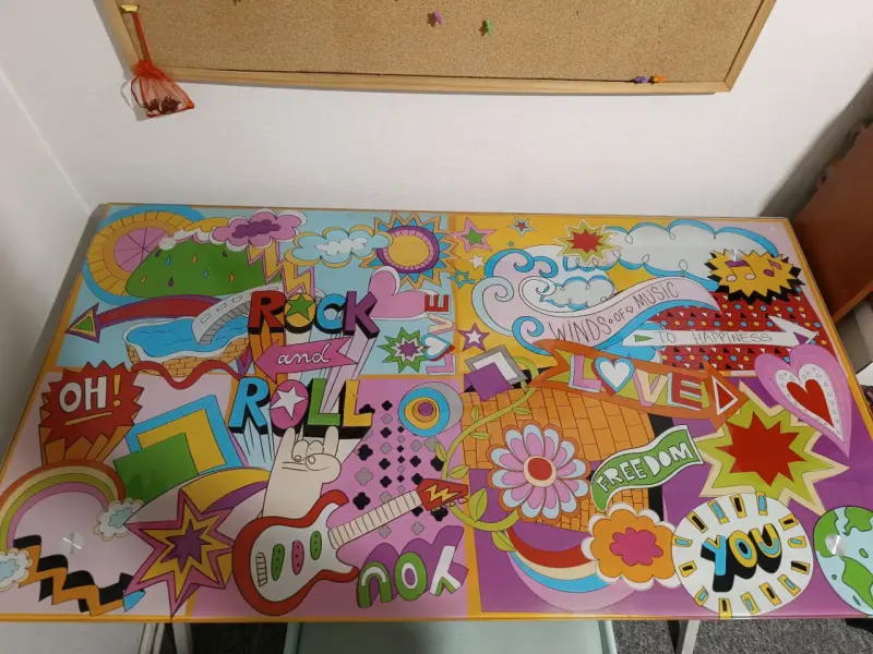Escritorio juvenil con diseño colorido y silla - 2