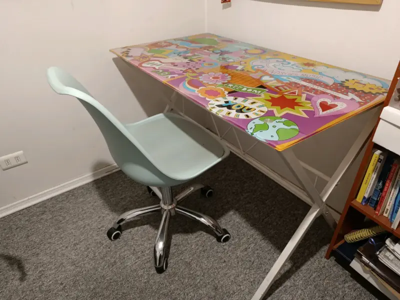Escritorio juvenil con diseño colorido y silla - 3