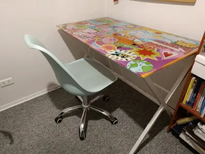 Escritorio juvenil con diseño colorido y silla - miniatura 3