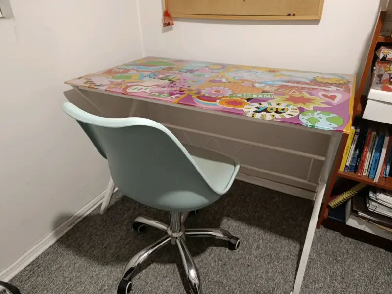 Escritorio juvenil con diseño colorido y silla - 4
