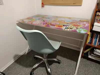 Escritorio juvenil con diseño colorido y silla - miniatura 4