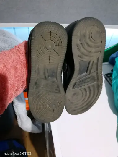 Zapatillas deportivas negras para hombre en buen estado - miniatura 2