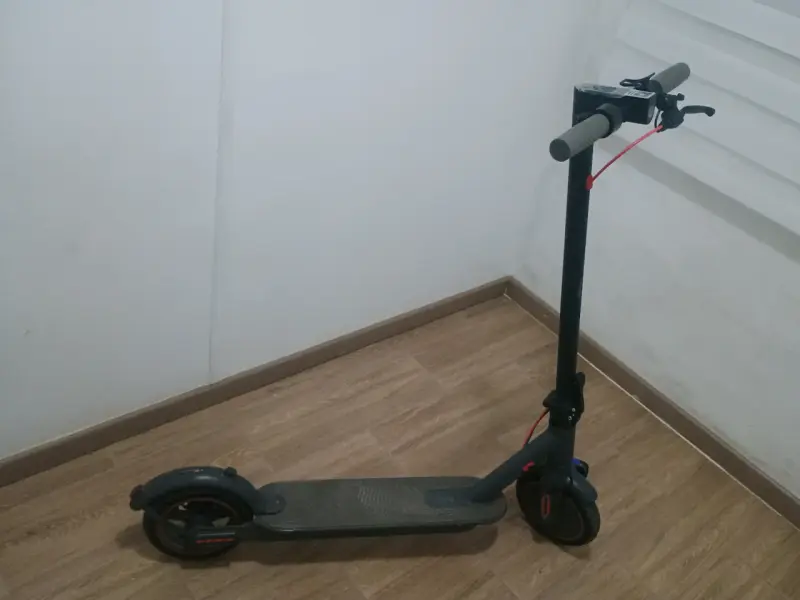 Scooter eléctrico plegable con ruedas antipinchazo - 1