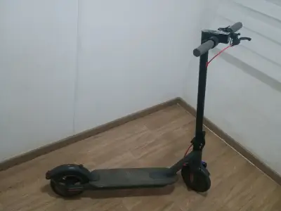 Scooter eléctrico plegable con ruedas antipinchazo - miniatura 1
