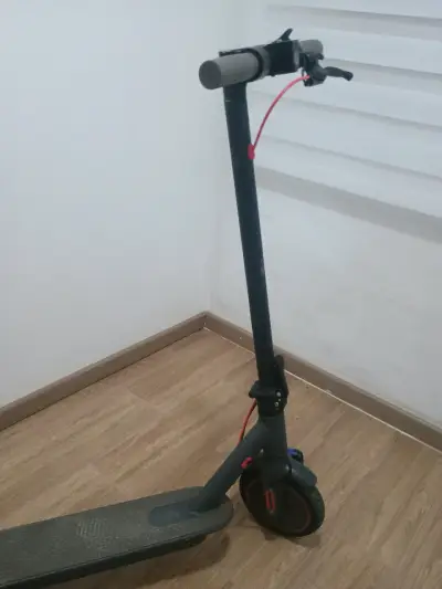 Scooter eléctrico plegable con ruedas antipinchazo - miniatura 2