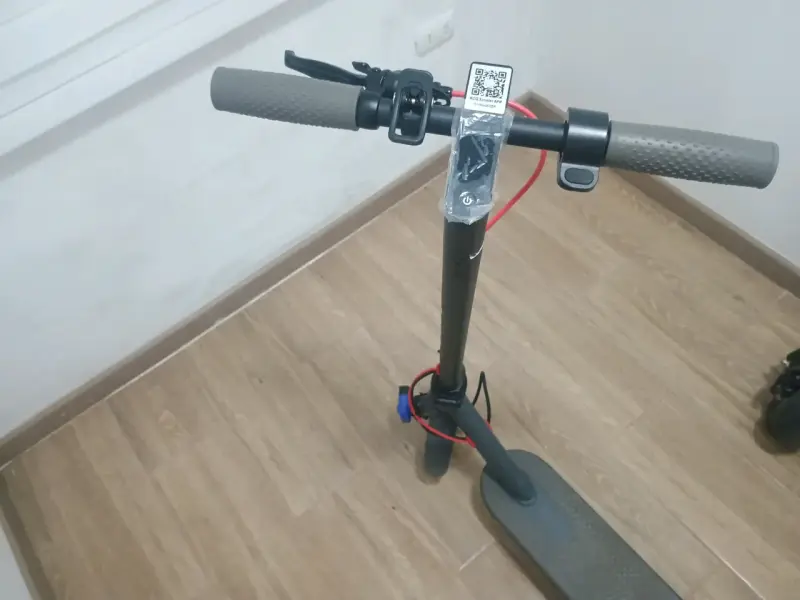Scooter eléctrico plegable con ruedas antipinchazo - 3