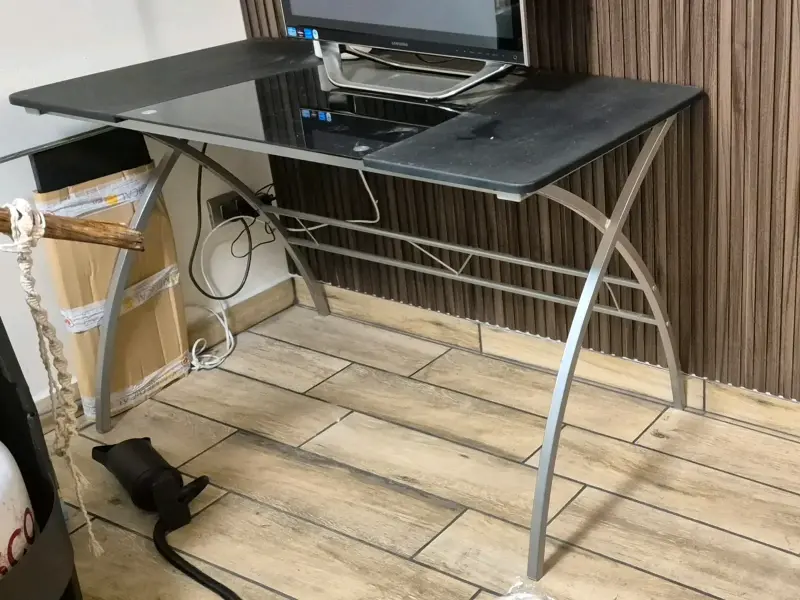 Escritorio de vidrio con estructura metálica - 1