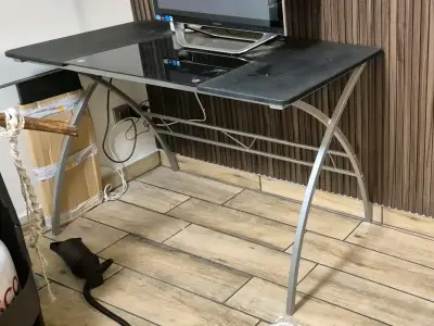 Escritorio de vidrio con estructura metálica - miniatura 1