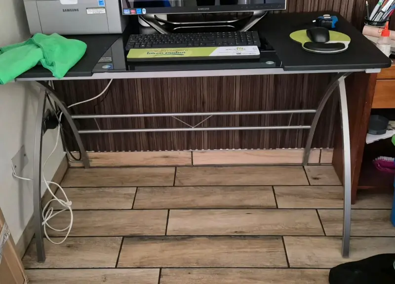 Escritorio de vidrio con estructura metálica - 2