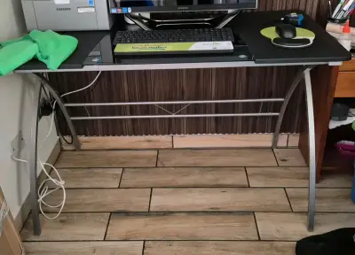 Escritorio de vidrio con estructura metálica - miniatura 2