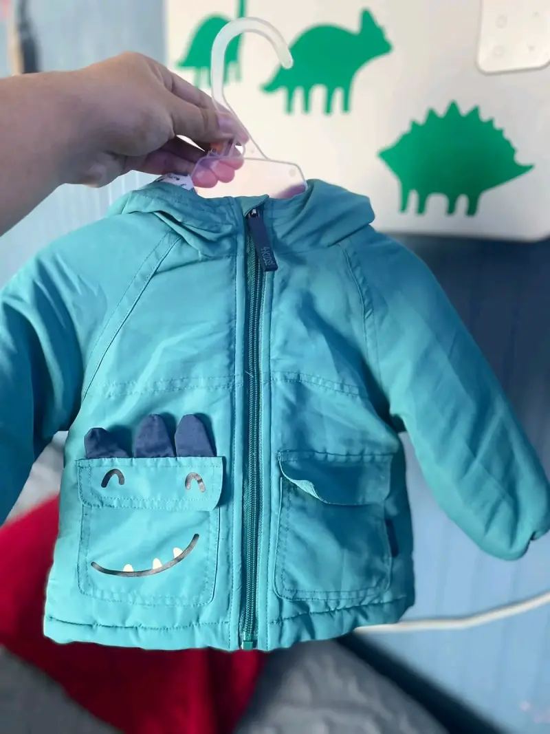 Chaqueta infantil azul con diseño de dinosaurio