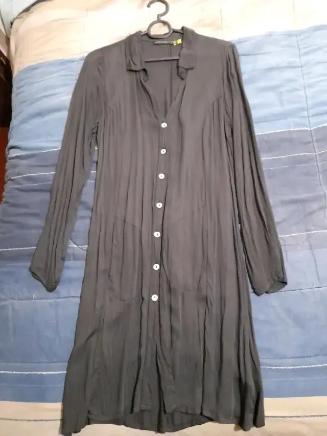 Vestido o tapado umbrale largo gris con botones