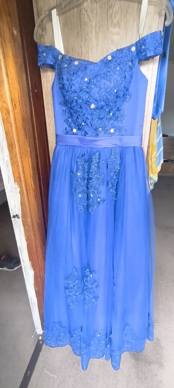 Vestido de 15años azul con encaje floral - 1