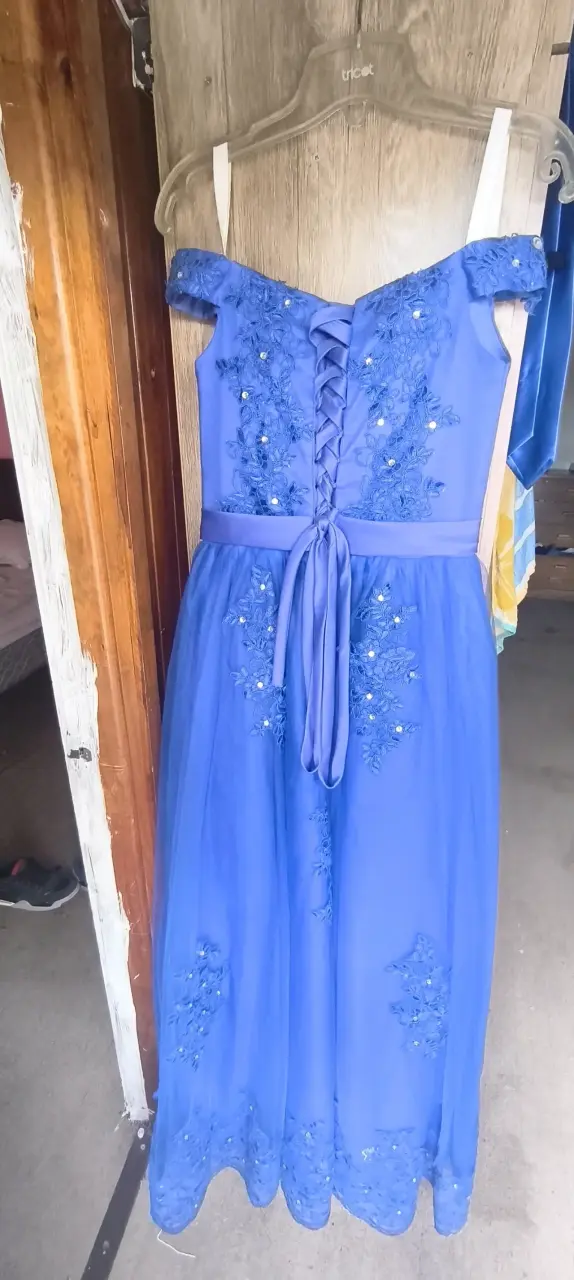 Vestido de 15años azul con encaje floral - 3
