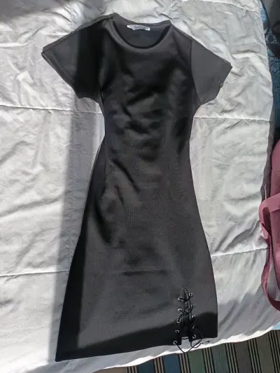 Vestido negro ajustado - miniatura 1