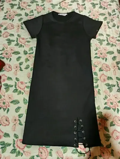 Vestido negro ajustado - miniatura 2